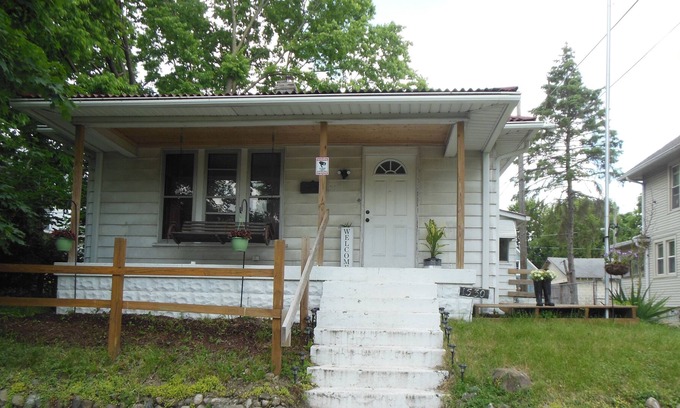 Indianapolis Cottage | Quaint cottage home in scenic Riverside area in heart of Indianapolis