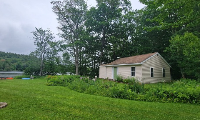 Camden Cottage | Quaint Cottage on the Pond