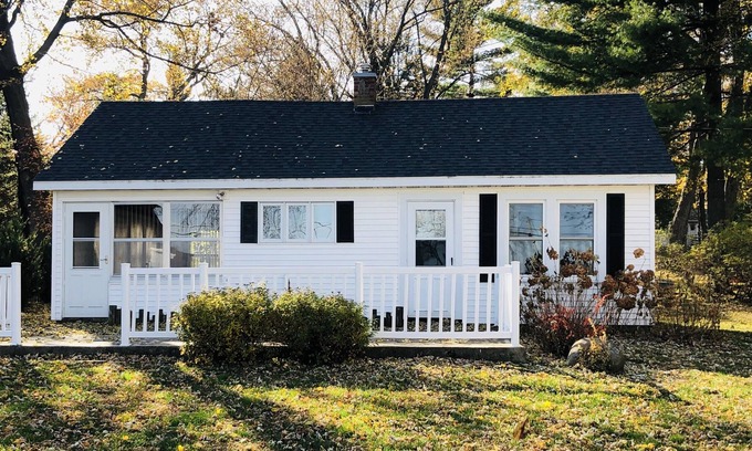 Eureka House | Quaint cottage on west end of beautiful Green Lake WI
