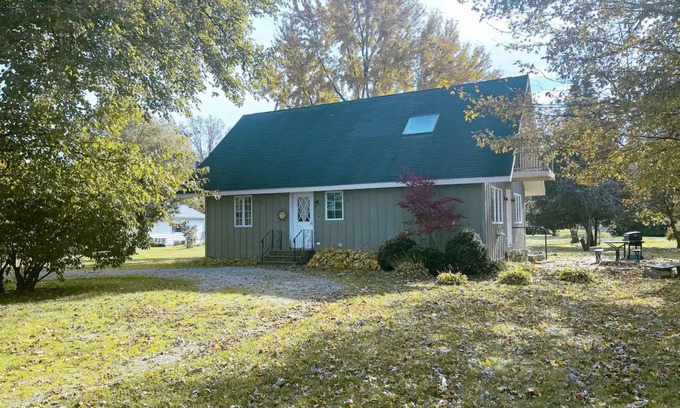 Curtice Cottage | Quaint Cottage SO Close to Lake Erie