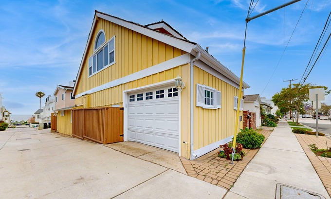 Corona del Mar Cottage | Quaint cottage with patio & balcony - short walk to Corona del Mar Beach