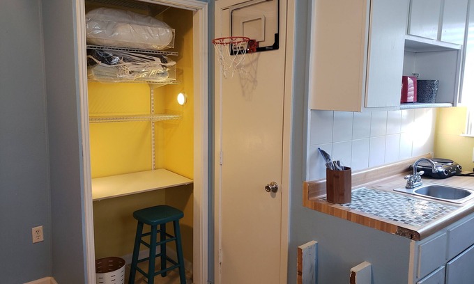 Biloxi Cottage | Quaint Cottage Walking Distance to Beach