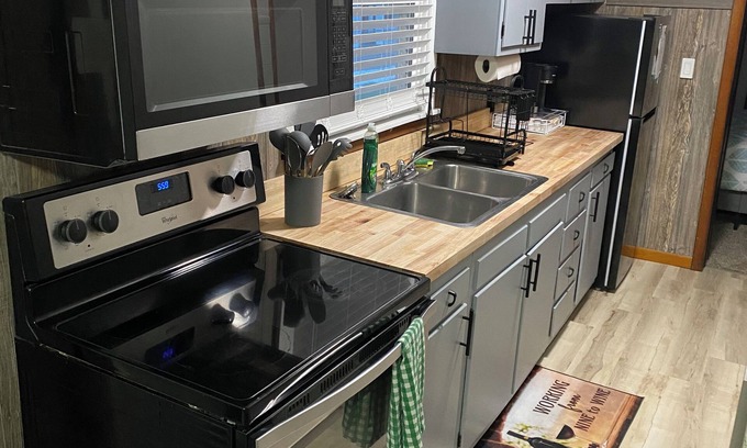 Geneva Apartment | Quaint Cozy 1-bedroom apartment in pleasant Geneva with AC, WiFi