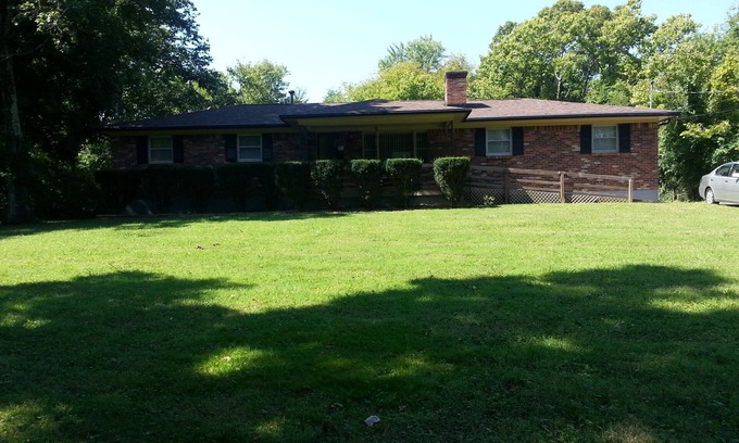 Buechel House | Quaint & Cozy 4 Bedroom/with attached garage -now with 2-night stays