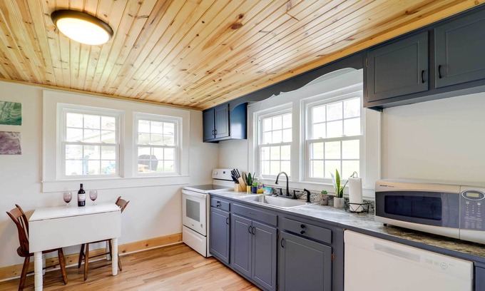 Jefferson House | Quaint & Cozy Jefferson Retreat w/ Spacious Yard