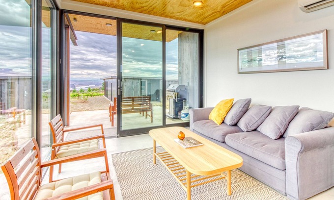 Quincy Cottage | Quaint, Dog-Friendly Modern Home w/Patio - walk to Cave B & Gorge Amphitheater