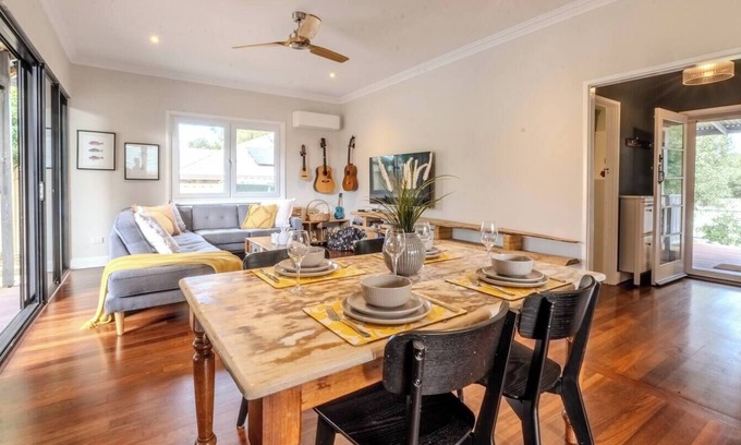 Palmyra Cottage | Quaint Family Cottage Near Fremantle with Pool.