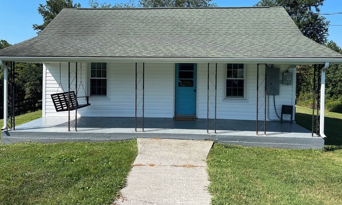 Burnt Chimney Cottage | Quaint farmhouse cottage