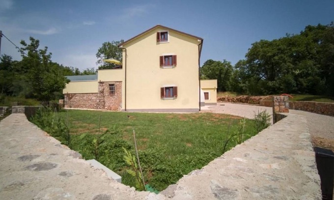 Risika House | Quaint holiday home in Risika with hot tub