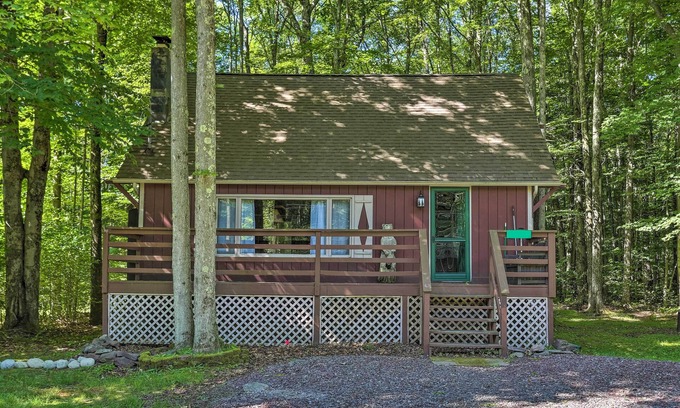 Pocono Lake Cottage | Quaint Lake Cottage w/Pool + Beach Access!