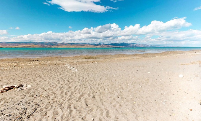 Laketown House | Quaint lakefront home with serene views and private beach access