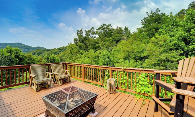 Lenoir Cabin | Quaint Lenoir Cabin w/ Mountain Views & Fire Pits!