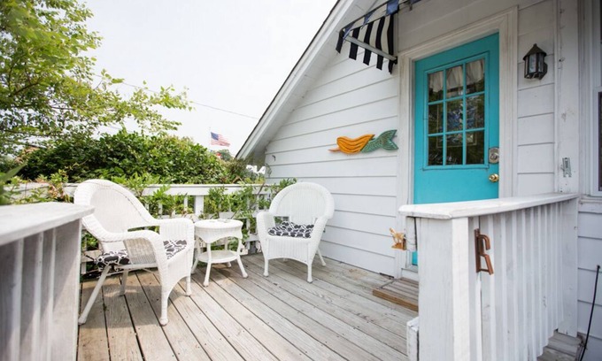 Historic Downtown Manteo Cottage | Quaint Loft in the Heart of old town Manteo, Roanoke island, OBX