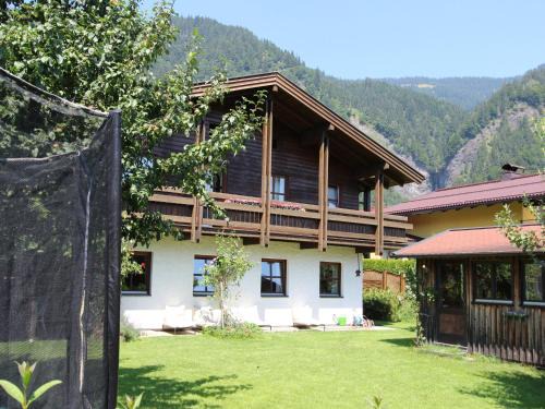 Goldegg House | Quaint Mansion near ski bus in Goldegg