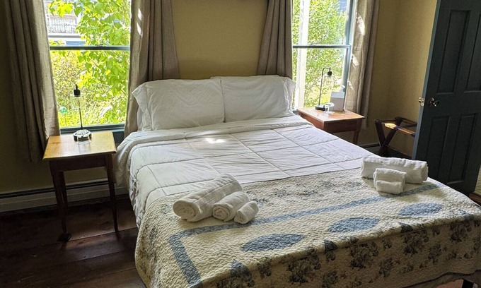 Chester Depot Hotel | Quaint Queen room at the Chester Inn