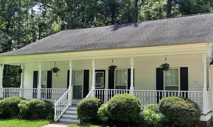 York Cottage | Quaint, quiet cottage w/king bed +1200 sq ft