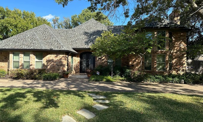 Bedford House | Quaint/QUIET NEIGHBORHOOD- 5 bedroom home with gardens, pool/hot tub.