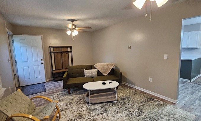 Raymond House | Quaint Rennovated 2-Bedroom close to the solar farms and Honda