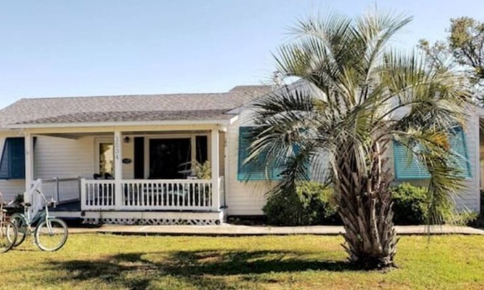 Morehead City Cottage | Quaint renovated 40's Beaufort Cottage on Ann St - Dog Friendly!