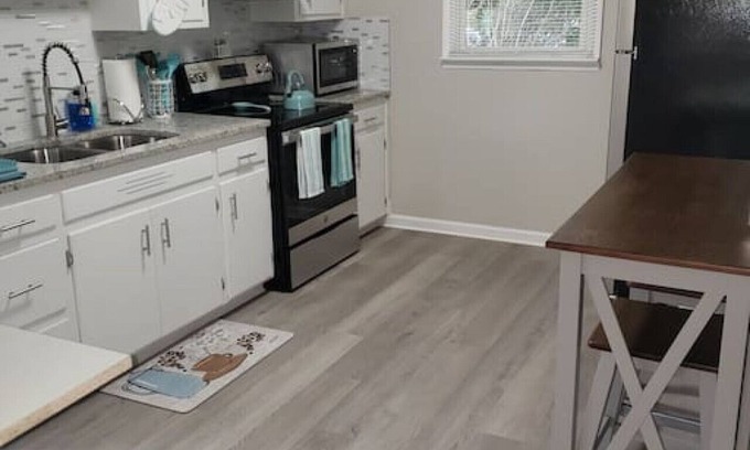 Jonesboro Condo | Quaint Renovated Duplex Home, WiFi, Workspace, 3 SmartTVs, Near Downtown Atlanta