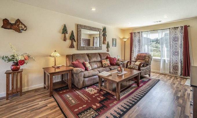 Orick House | Quaint Retreat Near Town w/ Gas Grill, Deck & Free WiFi - State Parks Nearby