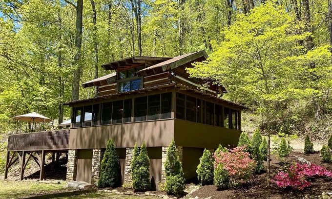 Fairview Cabin | Quaint, Romantic Mountain Antique Log Cabin near Asheville!