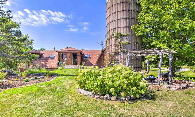 Sister Bay Apartment | Quaint Sister Bay Studio w/Large Backyard!