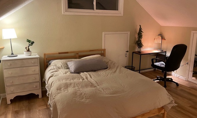 Macalester - Groveland Apartment | Quaint Studio Space, right next to Macalester College, 5 miles uptown/downtown