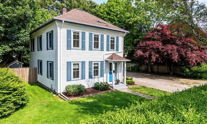 Wakefield-Peacedale House | Quaint/updated. Downtown Wakefield/shops/bike path. Narragansett Beaches 3 mi.
