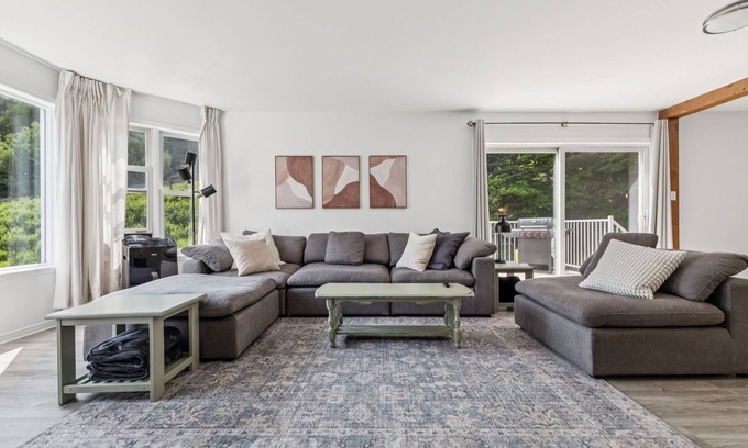 Mont-Tremblant Village House | Quaint Vieux Village - 5 min to slopes! VIP Parking Pass