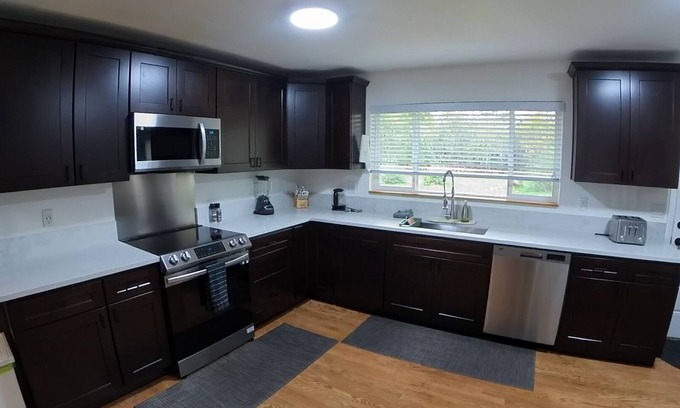 West Slope House | Quaint yet Modern 2-bedroom house with privacy in Beaverton