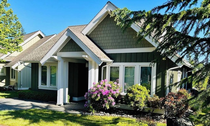 Regional District of Nanaimo House | Qualicum Landing Tranquility- -3bdrm/4 bd/sofa bed