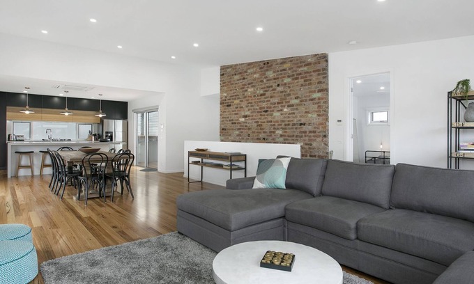Ocean Grove House | QUALITY ACCOMMODATION ONLY 200M FROM BEACH & TOWN CENTRE! - 82A Orton Street