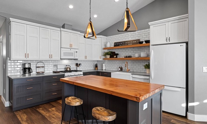 Depot Bench House | QUALITY Home w/Hot Tub, RV Garage + Gourmet Kitchen! 2 min BSU, 5 min Downtown + 8 min Airport!
