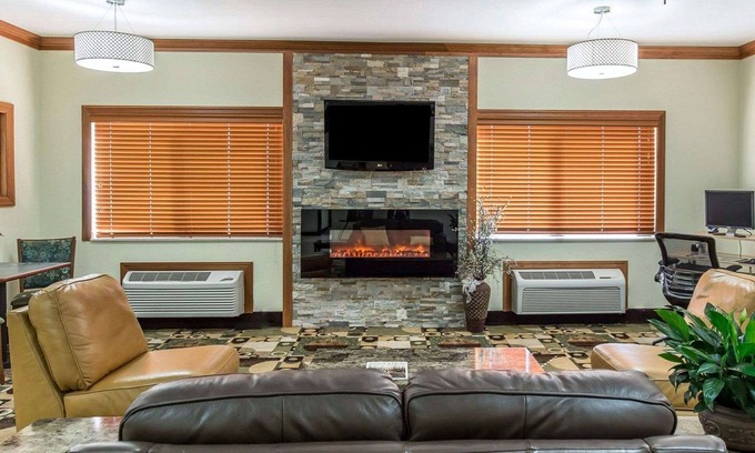 Cedar Rapids Hotel | Quality Inn at Collins Road - Cedar Rapids