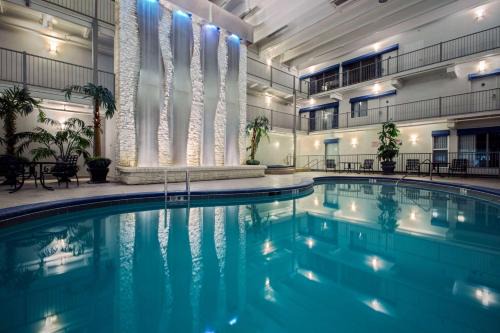 Branson Theater District Hotel | Quality Inn Branson - Hwy 76 Central