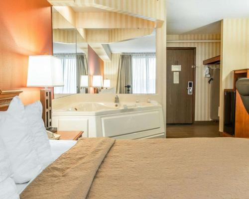 Gaylord Hotel | Quality Inn Gaylord