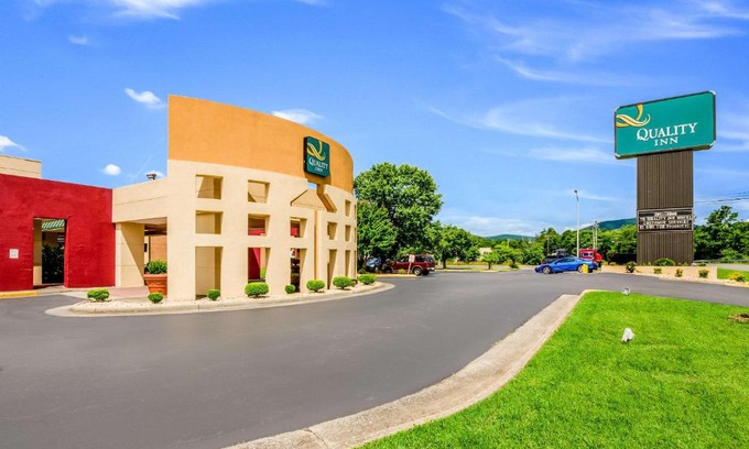 Roanoke Hotel | Quality Inn Roanoke Airport