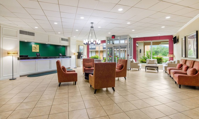 Roanoke Hotel | Quality Inn Roanoke Airport