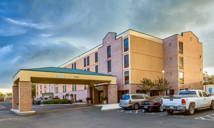Wetmore Hotel | Quality Inn San Antonio Fiesta at Six Flags