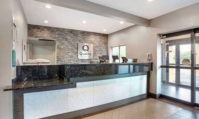 Crestline Heights Hotel | Quality Inn & Suites Birmingham - Highway 280