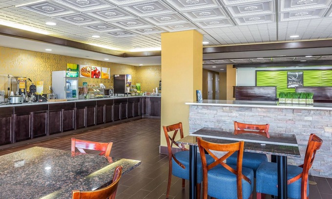 Warner Robins Hotel | Quality Inn & Suites near Robins Air Force Base