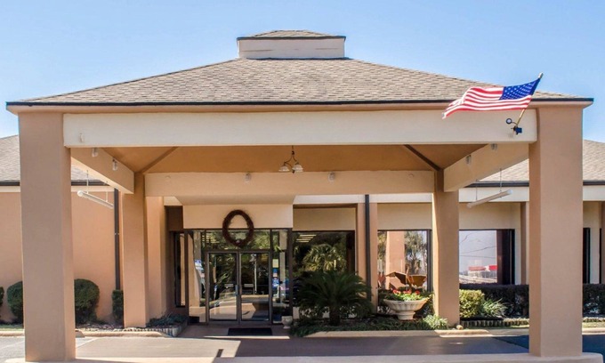 Northeast Pensacola Hotel | Quality Inn & Suites Pensacola Bayview
