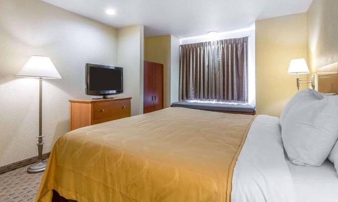 Santa Rosa Hotel | Quality Inn & Suites Santa Rosa
