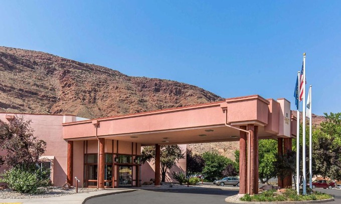 Moab Hotel | Quality Suites Moab near Arches National Park