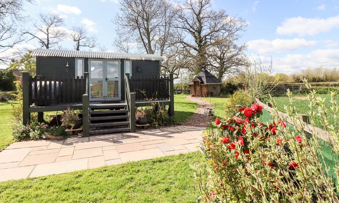Oake Cottage | QUANTOCK VIEW, family friendly, with hot tub in Milverton