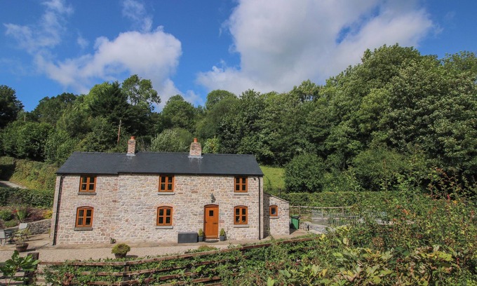 Longford Cottage | QUARRY HOUSE, family friendly, with open fire in Oswestry