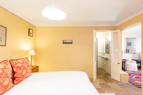 Kalk Bay Apartment | Quarterdeck Cottage Kalk Bay - No Load Shedding
