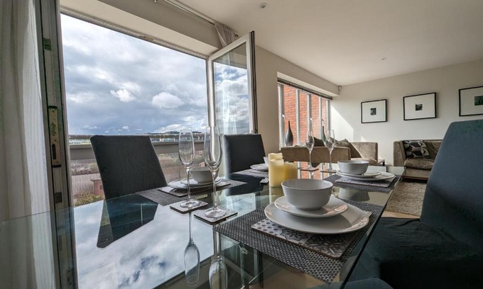 Newcastle-upon-Tyne Apartment | Quayside apartment with riverside views & parking