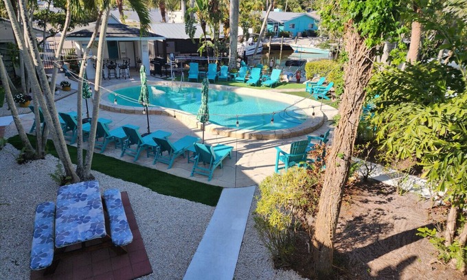 East Naples Villa | Queen 2nd Floor One Bedroom at Bayshore Inn & Docks